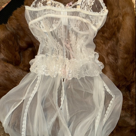 Elegant White Lace Lingerie Set - Picture 2 of 5